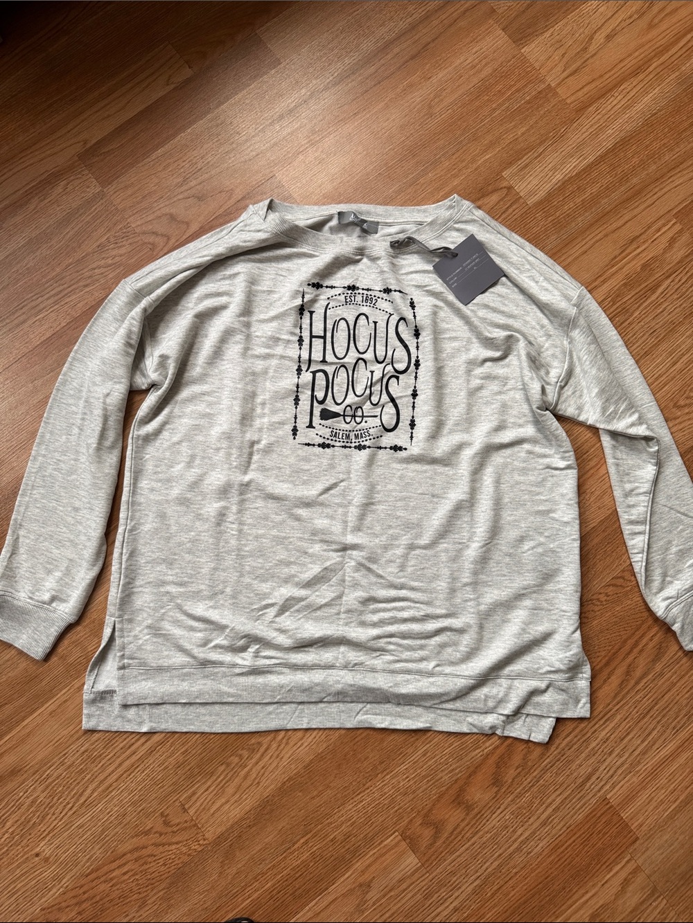 Marled Light Gray Hocus Pocus Graphic Long-Sleeve Shirt, size XL